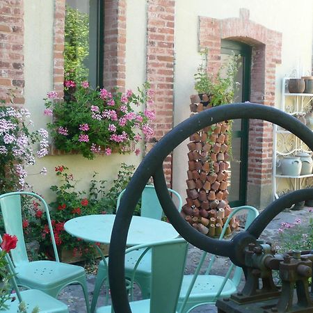 Au Fond De La Cour Bed and Breakfast Veyre-Monton Exteriör bild