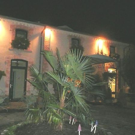 Au Fond De La Cour Bed and Breakfast Veyre-Monton Exteriör bild