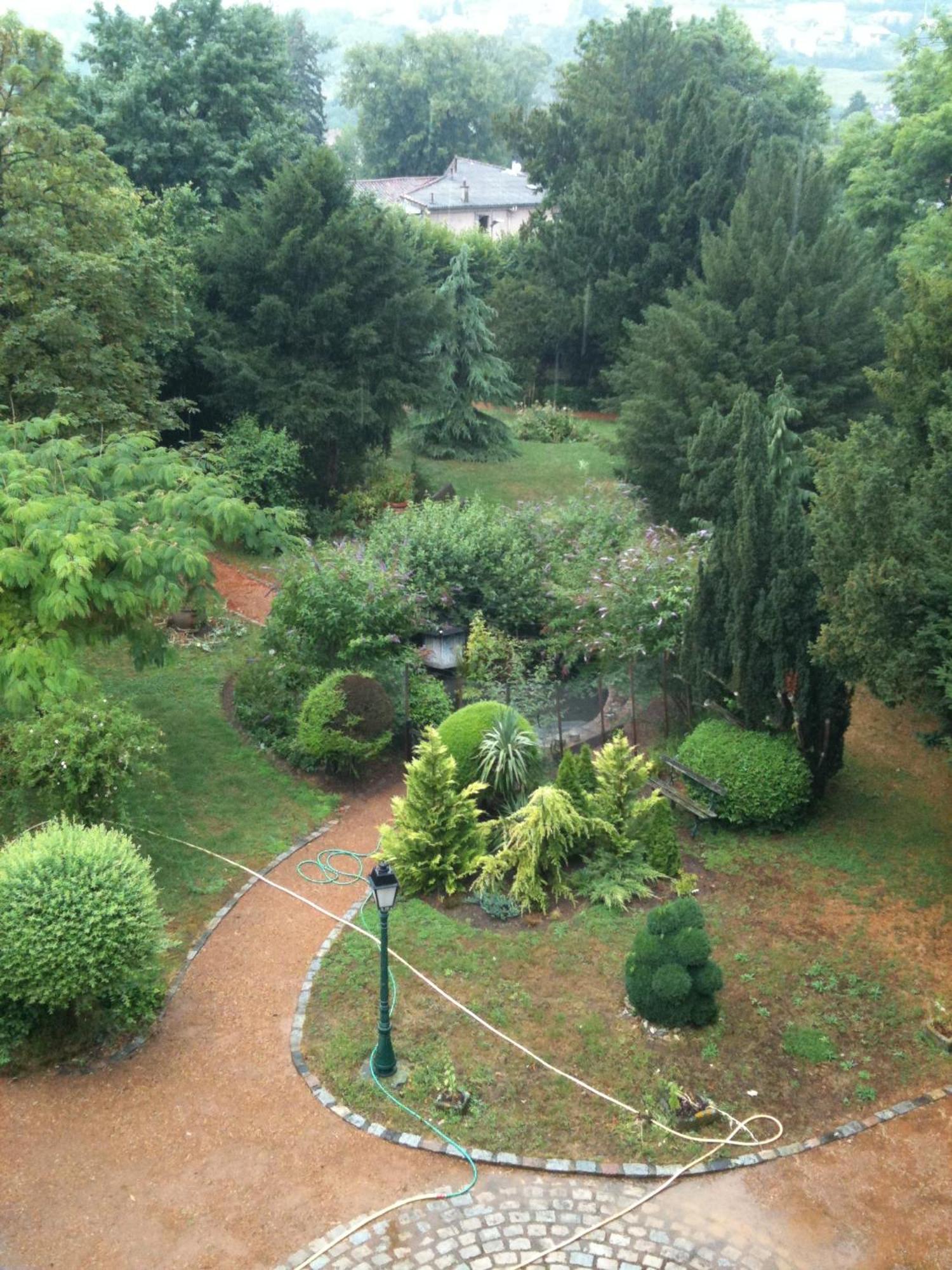 Au Fond De La Cour Bed and Breakfast Veyre-Monton Exteriör bild