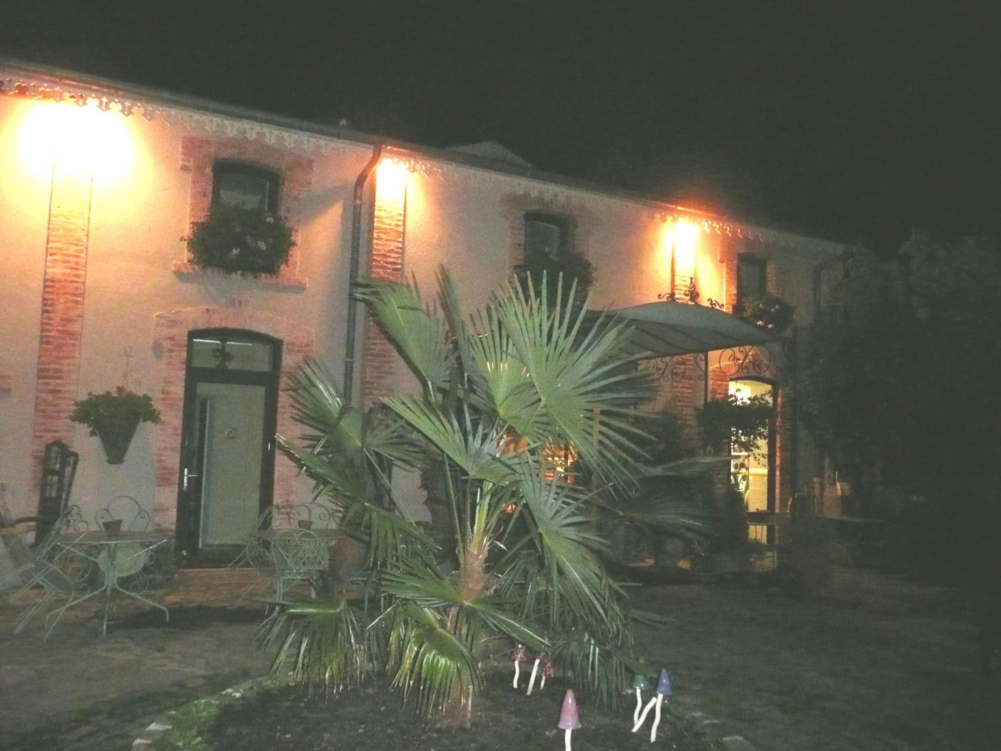 Au Fond De La Cour Bed and Breakfast Veyre-Monton Exteriör bild