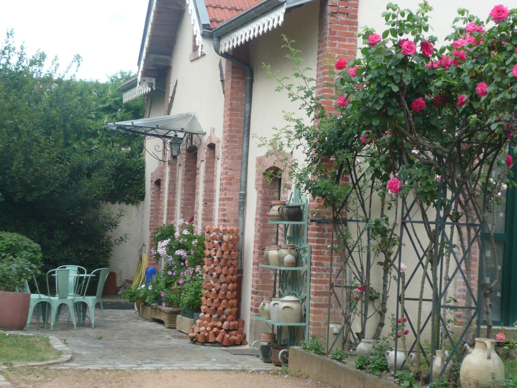 Au Fond De La Cour Bed and Breakfast Veyre-Monton Exteriör bild