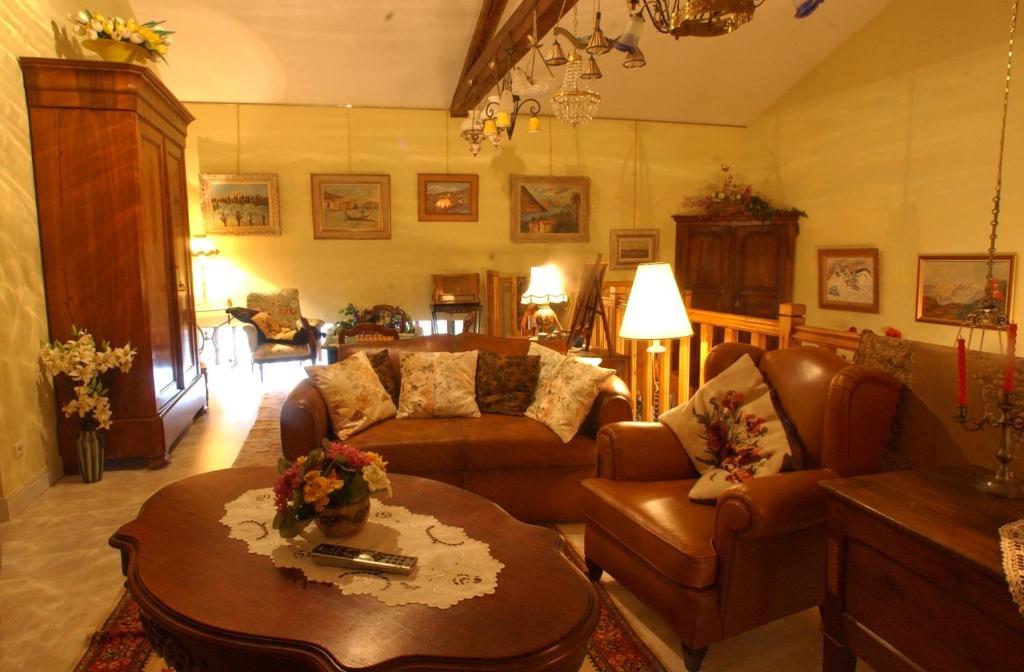 Au Fond De La Cour Bed and Breakfast Veyre-Monton Exteriör bild