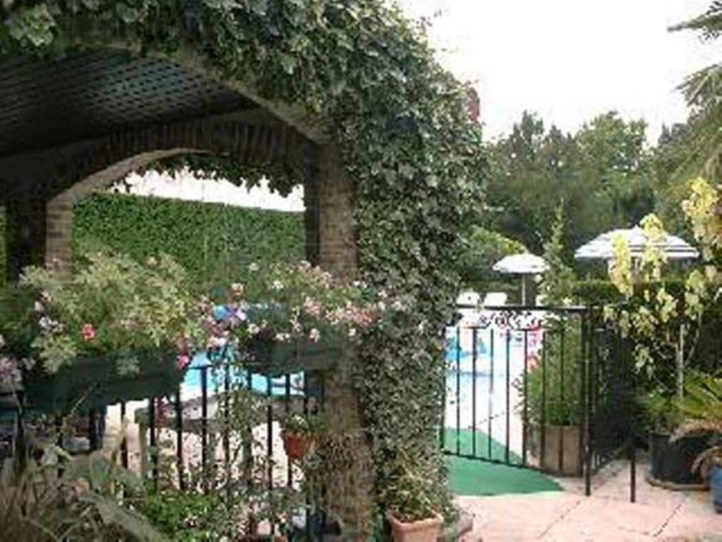 Au Fond De La Cour Bed and Breakfast Veyre-Monton Exteriör bild