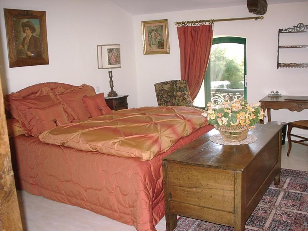 Au Fond De La Cour Bed and Breakfast Veyre-Monton Rum bild